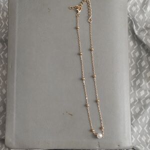 Chic Gold Necklace with Pearl Detail